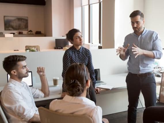 Céges képzéseink szervezeted működésére és csapatod valós igényeire épülnek.